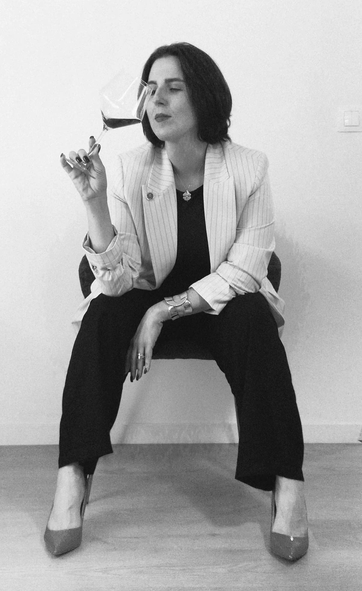 Lívia Belfort sentada em uma poltrona em retrato preto e branco
