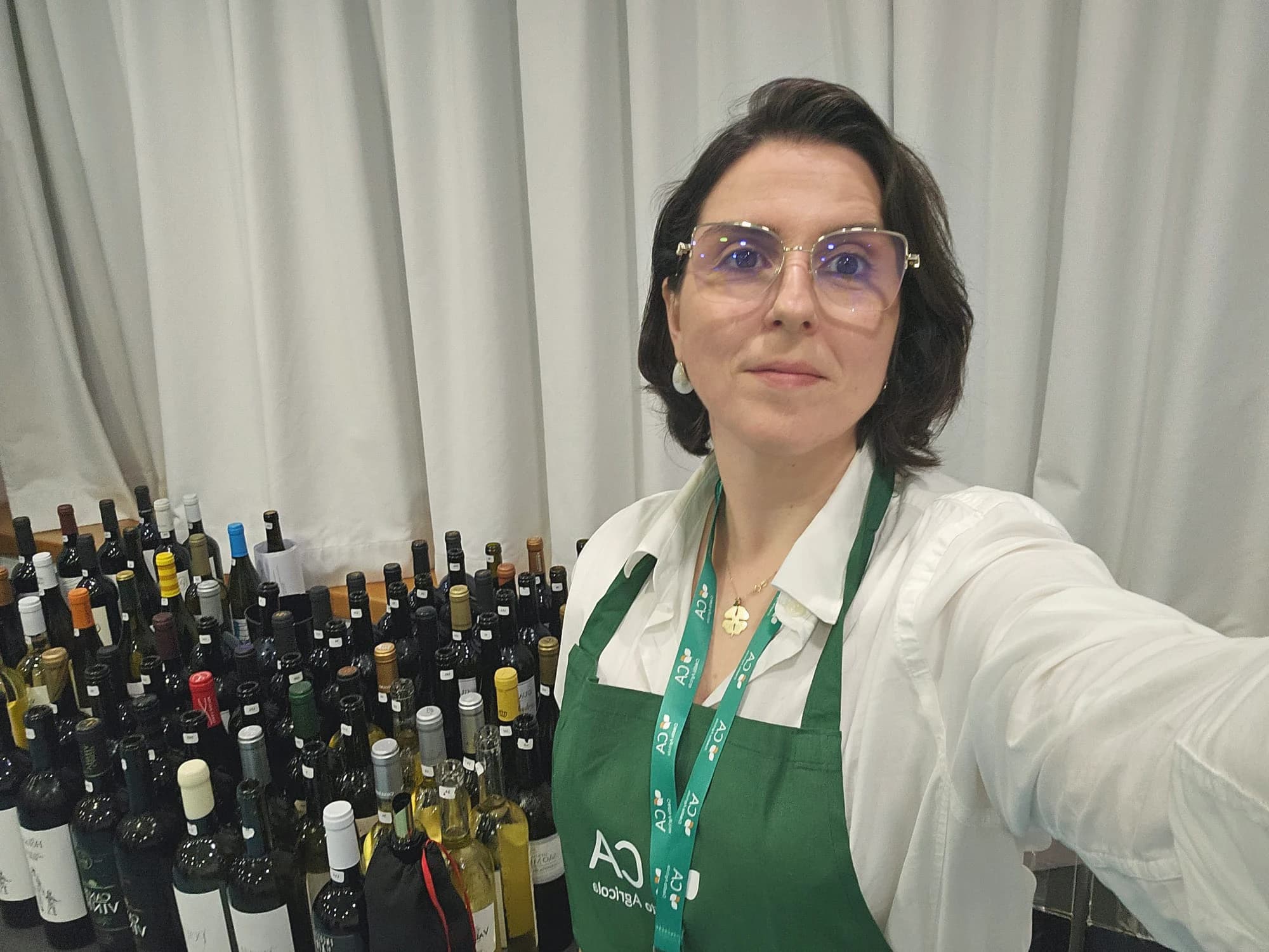 Concurso ou evento profissional com garrafas ao fundo