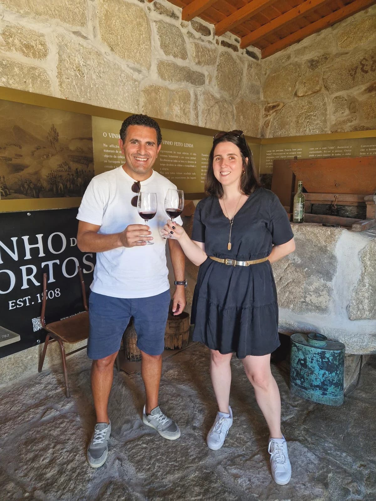Lívia Belfort com produtor do Vinho dos Mortos em Trás-os-Montes