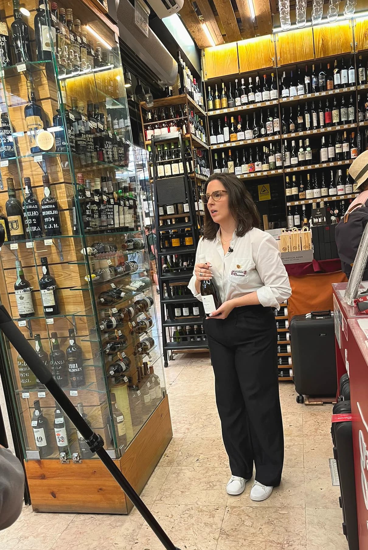 Lívia Belfort apresentando um vinho na Garrafeira Nacional