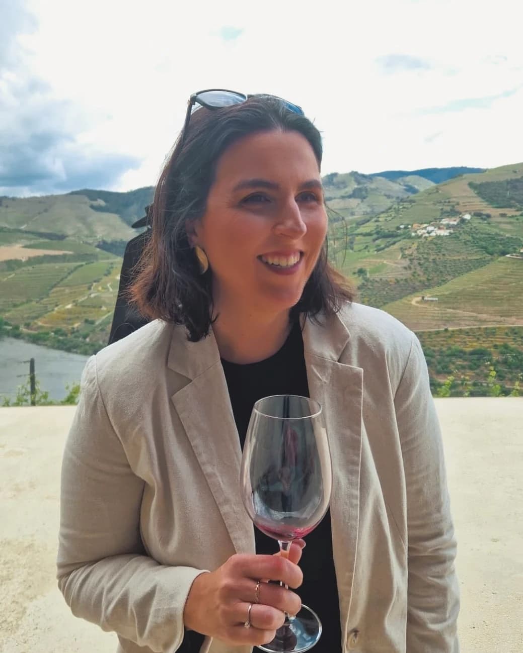 Lívia Belfort com uma taça de vinho no Douro